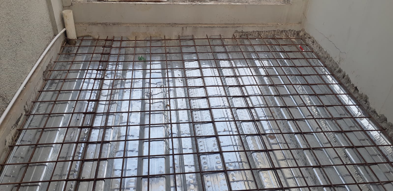 PT. Galaxy Intranusa - Pemasangan anyaman besi tulangan lantai beton
